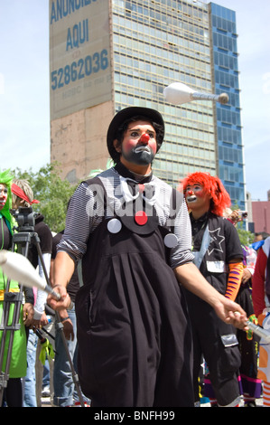 Clown-Parade in Mexiko-Stadt mit Clowns aus mehreren Ländern Stockfoto