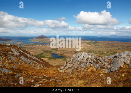 Ansicht des Ballynakill Hafens von Diamond Hill Weg, Letterfrack, Connemara National Park, Westirland, Eire. Stockfoto