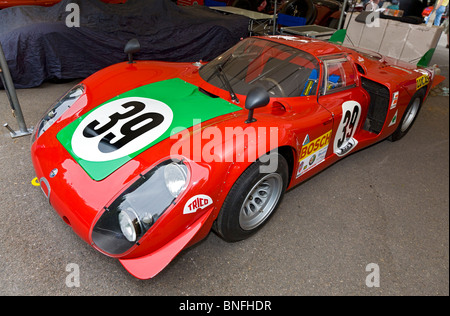 1968 Alfa Romeo Tipo 33/2 "Le Mans" im Fahrerlager auf dem 2010 Goodwood Festival of Speed, Sussex, England, UK. Stockfoto