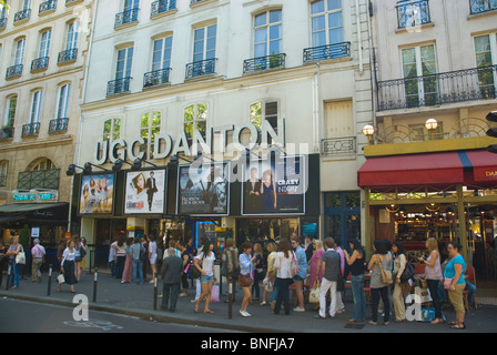 Frauen Queing zu sehen, einen Film vor einem Kino im Odeon in St-Germain-des-Prés Paris Frankreich Europa Stockfoto