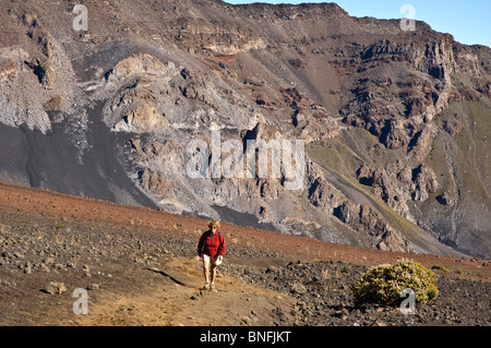 Elk284-4942 Hawaii veröffentlicht Maui, Haleakala National Park, Krater Interieur, Sliding Sands Trail Modell Wanderer Stockfoto