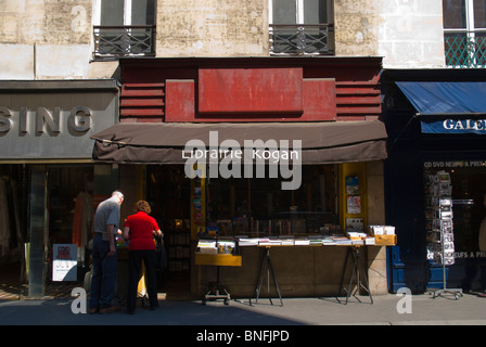 Paar im Antiquariat Rue du Bac St-Germain-des-Prés Paris Frankreich Europa Stockfoto