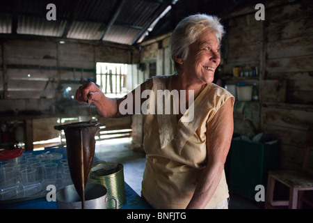 Nena, die Zubereitung von Kaffee in traditionellen kubanischen Familie zu Hause, Parque Natural Topes de Collantes Escambray Bergen Stockfoto