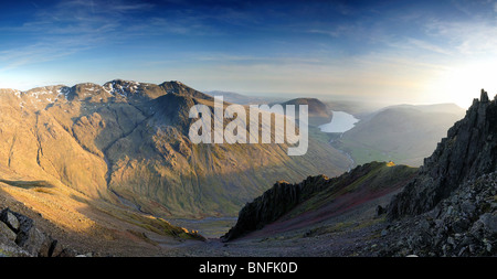 Blick nach unten die Schutthalden des großen Giebel in Richtung Scafell, Wastwater und Wasdale, englischen Lake District Stockfoto