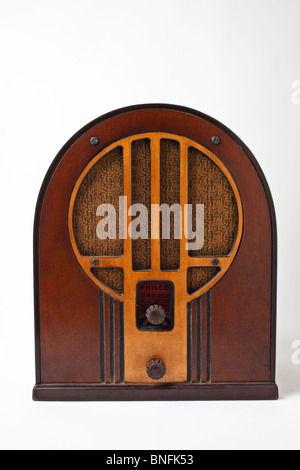 Alten Philco Radio auf weißem Hintergrund Stockfoto