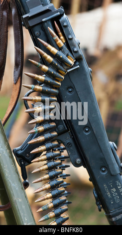 WW2 Wehrmacht MG 42 Maschinengewehr mit Kugel-Gürtel. Historische re Inszenierung. Stockfoto