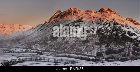 Rosa Sonnenaufgang Winter Sonnenlicht auf den Langdale Pikes, Berge im englischen Lake District Stockfoto