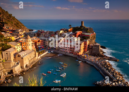 Letzten Licht des Sonnenuntergangs über der Hang Vernazza in der Cinque Terre, Ligurien Italien Stockfoto