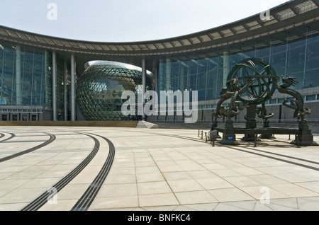 Shanghai Science and Technology Museum, Pudong, Shanghai, China. Blick vom Hof. Stockfoto