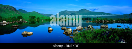 Man na'Achlaise mit Blick auf Mount schwarz an noch Sommermorgen. Panorama-Blick. Schottischen Highlands. Stockfoto