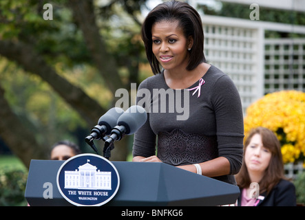 First Lady Michelle Obama spricht in einem Garten im Weißen Haus. Stockfoto