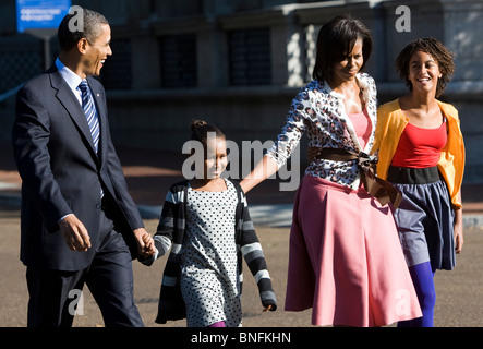 Präsident Barack Obama und First Lady Michelle Töchter Sasha und Malia Fuß entlang der Pennsylvania Avenue. Stockfoto