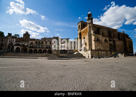 Plaza Mayor mit der Kirche San Martín in Trujillo, Spanien Stockfoto