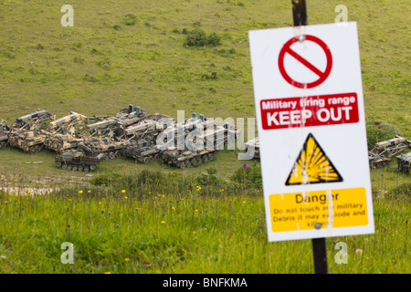 Fahrzeuge auf militärischen Schießplatz bei Lulworth, Dorset, UK. Stockfoto