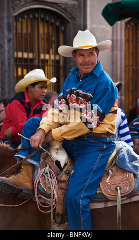 MEXIKANISCHE COWBOYS Reiten in die Stadt um die jährliche PARADE der Unabhängigkeit-Tag im September - SAN MIGUEL DE ALLENDE, Mexiko zu starten Stockfoto