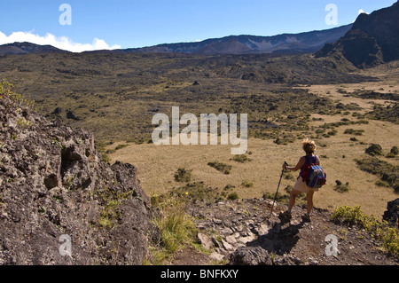 Elk284-5025 Hawaii, Maui, Haleakala National Park, Krater, Innenraum, Halemanu'u Trail mit Wanderer, Modell veröffentlicht Stockfoto