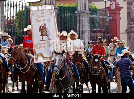 MEXIKANISCHE COWBOYS Reiten in die Stadt um die jährliche PARADE der Unabhängigkeit-Tag im September - SAN MIGUEL DE ALLENDE, Mexiko zu starten Stockfoto
