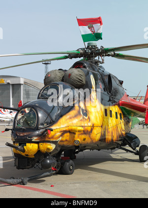 Ungarische Mil Mi-24 Hind-Hubschrauber mit einer auffälligen Lackierung. Der Hubschrauber ist "Golden Hind" genannt. Digitalen Mittelformat. Stockfoto