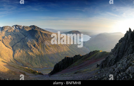 Blick nach unten die Schutthalden des großen Giebel in Richtung Scafell, Wastwater und Wasdale, englischen Lake District Stockfoto