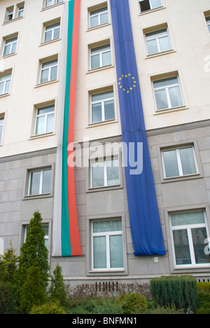 Bulgarisch und EU-Flaggen an einem Gebäude entlang Maria Luisa Haupt Straße Sofia Bulgarien Europa Stockfoto