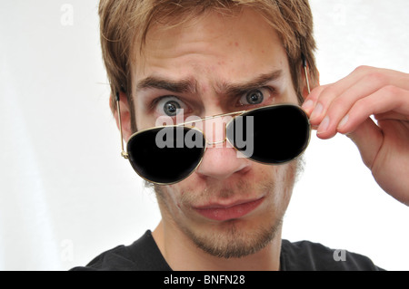 Porträt eines jungen Mannes mit schwarzer Sonnenbrille in Pilotenform. Stockfoto
