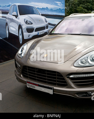 Porsche Cayenne vor stehen Plakat Grafik auf dem Display 2010 Goodwood Festival of Speed, Sussex, England, UK. Stockfoto