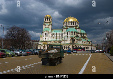 Verkehr vor Alexander Nevsky-Kirche Sofia Bulgarien Europa Stockfoto