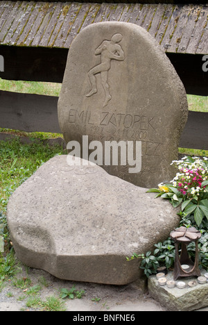 Grabstein im Friedhof in Roznov Stockfoto