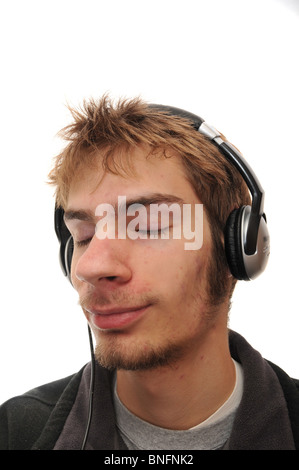 Junger Mann anhören von Musik mit geschlossenen Augen Stockfoto
