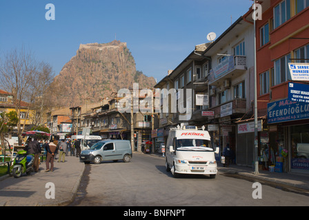 Straßenszene mit Grünkohl Hügel Festung Afyon Anatolien Türkei Westasien Stockfoto