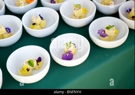 Krabbenküchlein und Gazpacho Suppe Vorspeise wird von einem Koch überzogen. Hervorragend in das Feld, Pemberton BC, Kanada Stockfoto