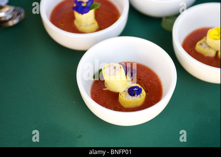 Krabbenküchlein und Gazpacho Suppe Vorspeise wird von einem Koch überzogen. Hervorragend in das Feld, Pemberton BC, Kanada Stockfoto