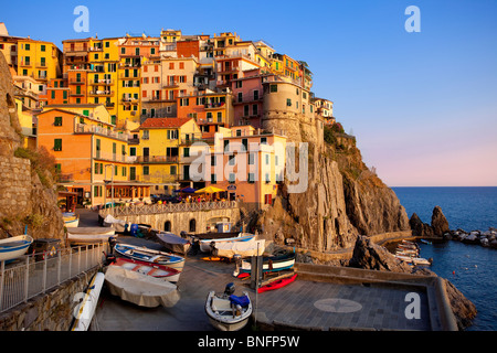 Letzten Strahlen des Sonnenuntergangs über der mittelalterlichen Stadt von Manarola in die Cinque Terre, Ligurien Italien Stockfoto