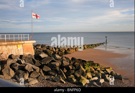 Rock Wellenbrecher und Felsen, die Stärkung der Ufermauer in Sheringham, Norfolk, England, Vereinigtes Königreich. Stockfoto