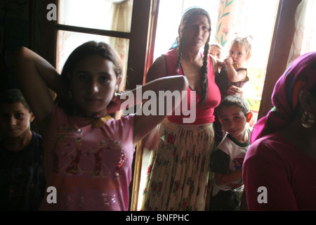 Rumänische Zigeuner in ihrem Lager in der Nähe von Bukarest, Rumänien Stockfoto