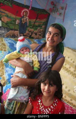 Rumänische Zigeuner in ihrem Lager in der Nähe von Bukarest, Rumänien Stockfoto