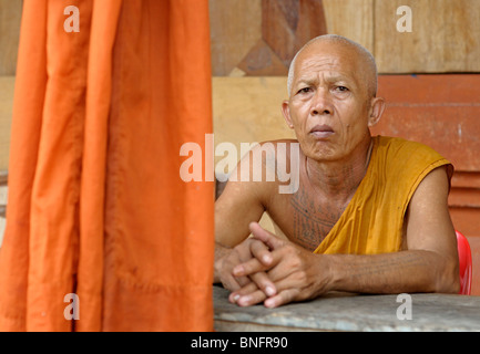 Tätowierte buddhistischer Mönch in Bakong Tempel, Angkor, Kambodscha Stockfoto