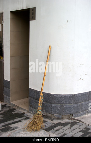 Ein sauberer Zweig Besen außerhalb einer öffentlichen Toilette, Altstadt, Shanghai Stockfoto