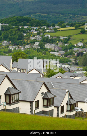 Neue Häuser am Rande des Ortszentrum, Snowdonia-Nationalpark, Gwynedd North Wales UK Stockfoto