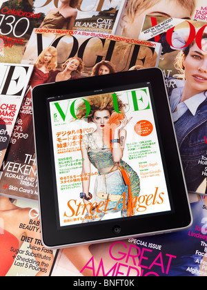 Apple iPad 3G tablet mit einer elektronischen Ausgabe der Vogue liegen oben auf gedruckten Vogue Fashion Magazine Stockfoto