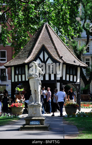 Charles II Statue, Soho Square Garden, Soho Square, Soho, West End, City of Westminster, London, England, Vereinigtes Königreich Stockfoto