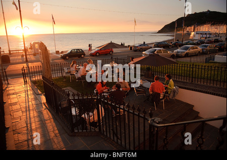 Menschen Essen außerhalb an einem Sommerabend, Gwesty Cymru 5-Sterne-Hotel und Restaurant, Aberystwyth Wales UK Stockfoto