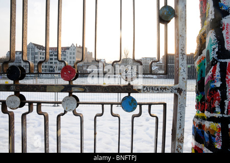 Spähte durch Tore in den verbleibenden Teil der Berliner Mauer, East Side Gallery, Berlin. Stockfoto