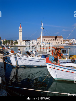 Turm der Agios Dionysos Kirche mit Blick auf die Fischerhafen in Zakynthos-Stadt Stockfoto