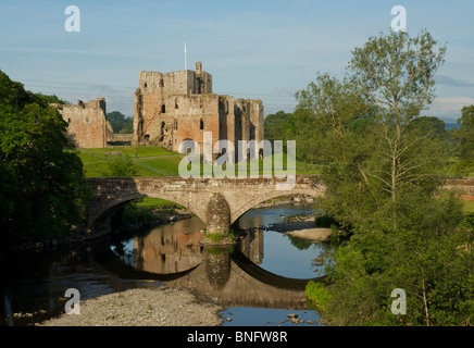 Brougham Castle und Brücke über den Fluss Eamont, in der Nähe von Penrith, Cumbria, England UK Stockfoto