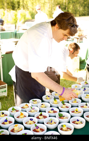 Krabben und Gazpacho Suppe Hors d ' Oeuvre wird von einem Koch überzogen. Hervorragend in das Feld, Pemberton BC, Kanada Stockfoto