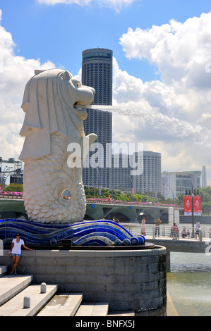 Der Merlion an der Mündung des Singapore River mit Swissotel Stamford zähle Stockfoto