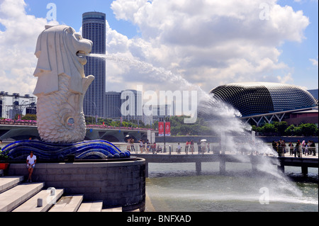 Der Merlion an der Mündung des Singapore River Esplanade Opernhaus und Swissotel Stamford hinter. Stockfoto