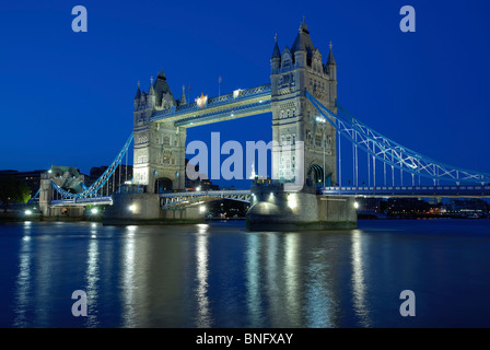 Die Tower Bridge, London UK. In der Dämmerung beleuchtet, mit Reflexionen in der Themse Stockfoto