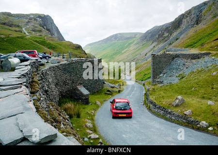 Spitze der Honister Pass eine steile Straße hinunter von Borrowdale, zum Buttermere in The Lake District, UK. Stockfoto